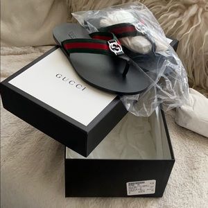 Men’s web thong sandal. 322744H91A0 8480 8M